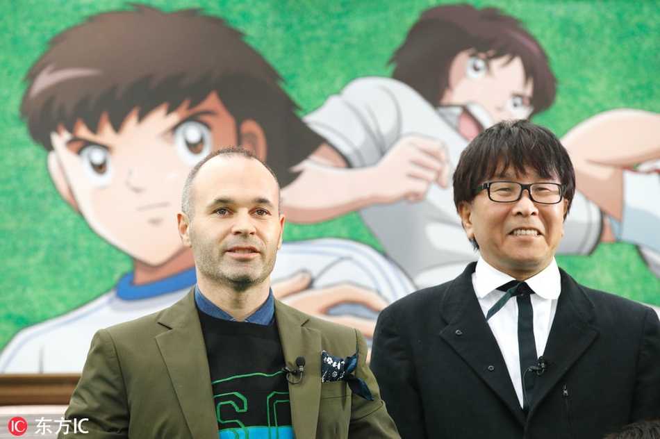 活动尾声，伊涅斯塔穿着大空翼球衣向粉丝挥手致意，仿佛漫画角色走进现实，眼中闪烁着对足球最纯真的热爱。