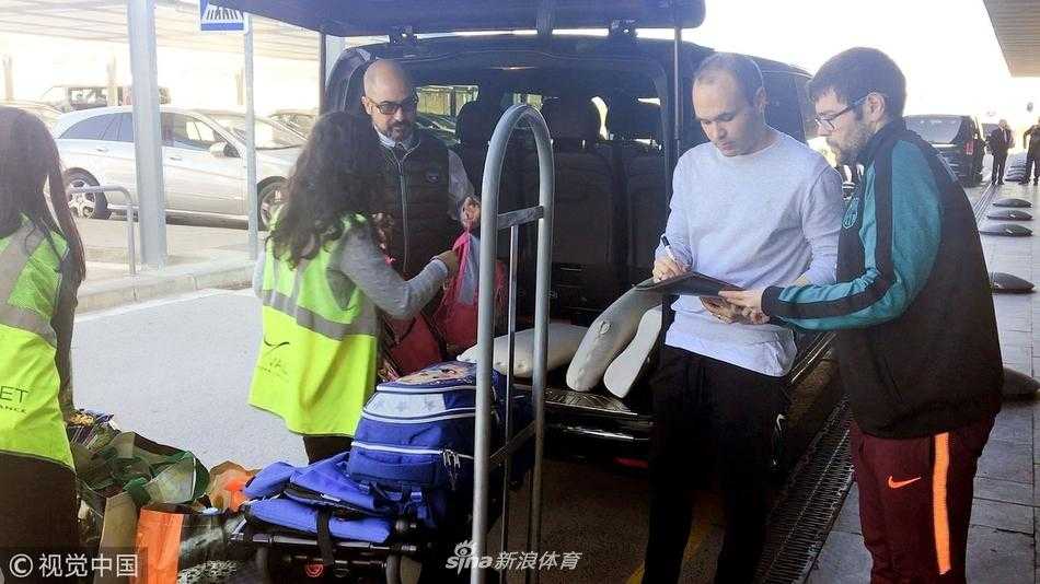 伊涅斯塔背着双肩包，一身轻松打扮走出机场到达口，他抬头望向巴塞罗那的天空，眼神中充满回家的惬意与对未来生活的平静期待。