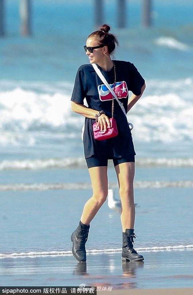 伊莉娜单手抱起女儿，尽显妈妈力，布莱德利则在一旁贴心守护，画面充满爱与安全感。