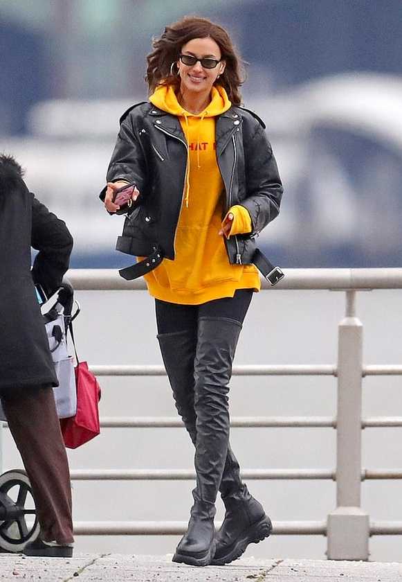 伊莲娜戴着墨镜低调现身，虽然衣着休闲随意，但怀抱着女儿的她浑身散发着温柔的母爱光辉，这种由内而外的幸福感比任何大牌高定都耀眼。