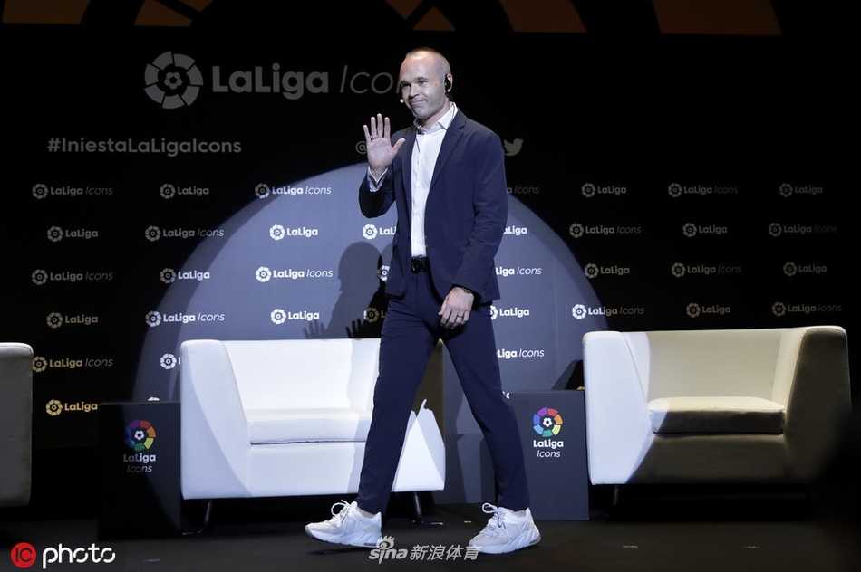 伊涅斯塔身披巴萨红蓝战袍，带球疾进，脚下的足球仿佛与他融为一体，灵动而优雅