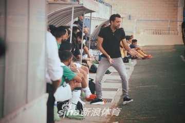 传奇启航绿茵新章哈维教练首秀演绎传控哲学 阿尔萨德球员们围成一圈聆听哈维面授机宜,哈维的手势仿佛正在传递着胜利的信念