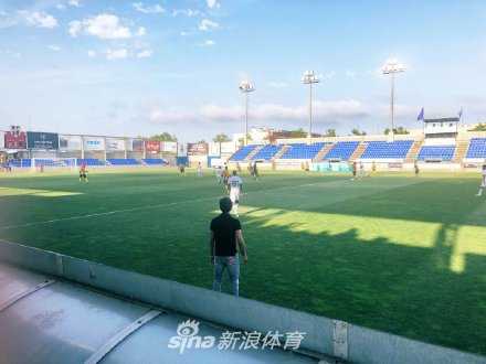 传奇启航绿茵新章哈维教练首秀演绎传控哲学 哈维对球员的跑位做出明确指示,他的肢体语言充满了昔日绿茵场上指挥官的风采