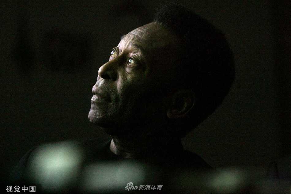 贝利在球场高举双臂庆祝胜利，阳光照亮他自信的笑容与经典10号球衣