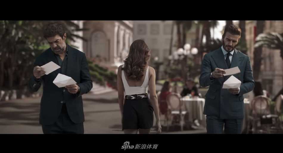 三位男士并肩站在游艇甲板上谈笑风生，背后是夕阳下的金色海面，画面洋溢着默契与友情的温暖氛围