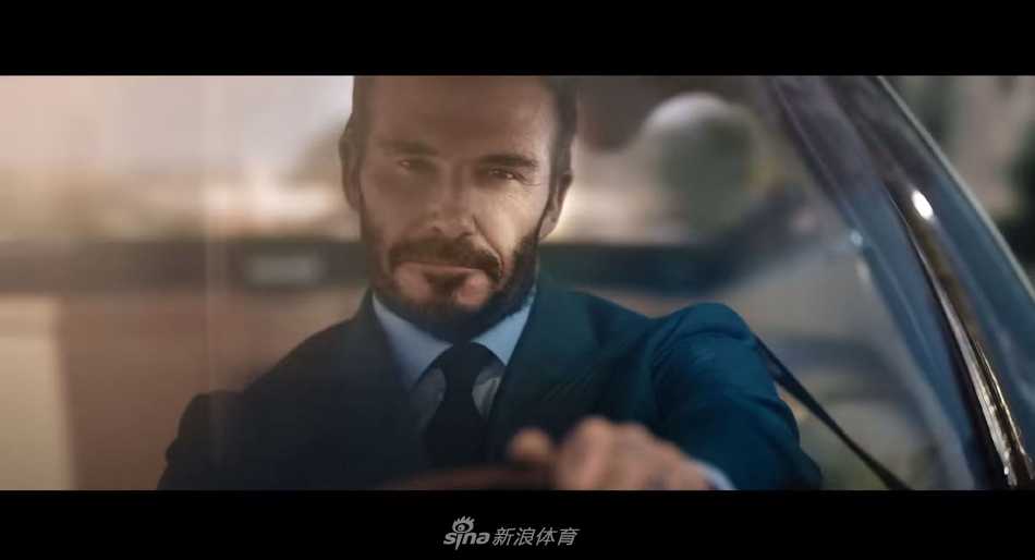 法维诺手持酒杯坐在船舱内，暖色调灯光映照着他沉思的侧脸，营造出电影般的奢华与宁静感