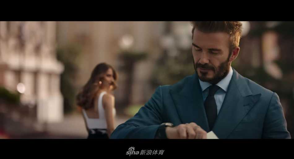 航拍视角下的流线型游艇破浪前行，犹如一件精致的艺术品划过蔚蓝画布，充满动感与力量