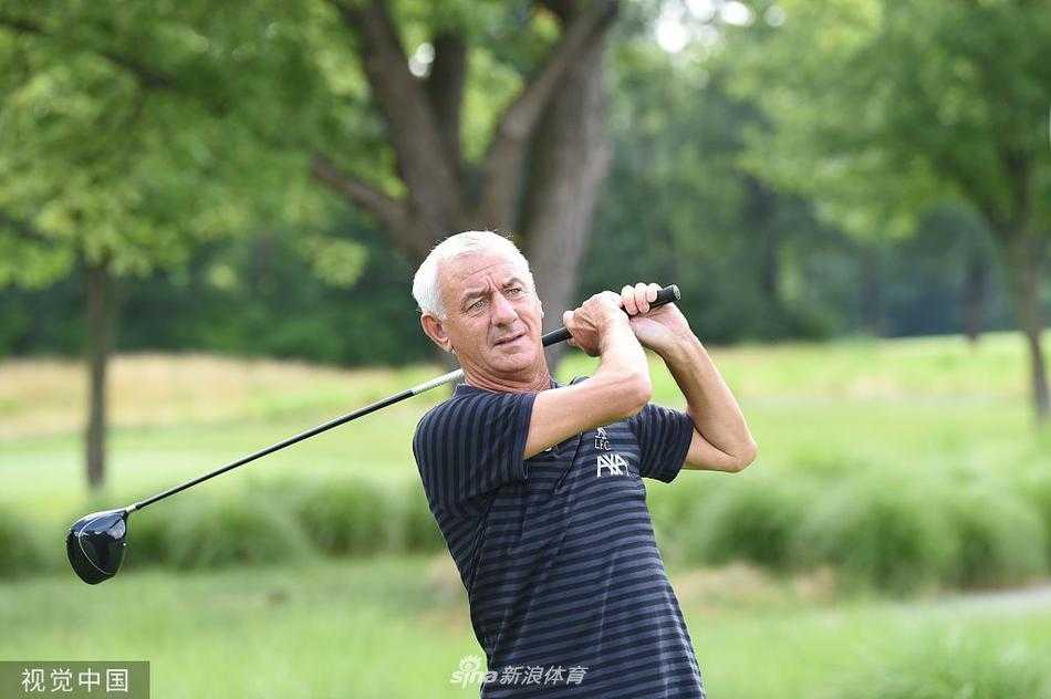 传奇的绿茵重逢:利物浦众名宿挥杆美国高尔夫球场 一位利物浦名宿推杆入洞后露出喜悦神情,与球友击掌庆祝