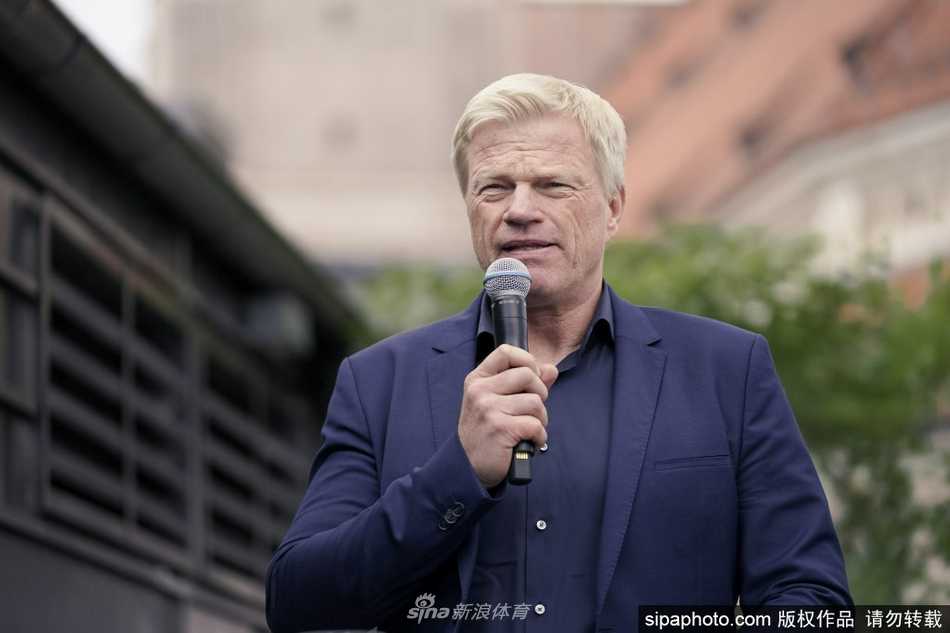 巴黎的会议厅内，卡恩作为新任副主席举手发言，神情专注而自信，举手投足间已完全褪去球员时代的青涩，展现出成熟高管的干练风范。