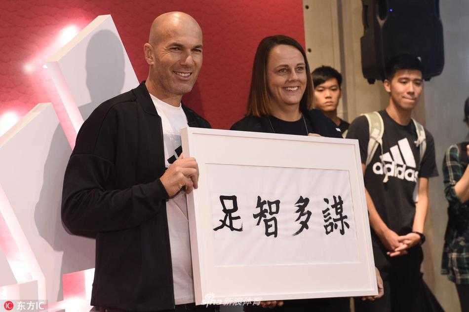 传奇驾到香江畔,齐祖与香港球迷的冬日浪漫邂逅 身着休闲装的齐达内,在聚光灯下为热情的香港球迷在球衣上留下亲笔签名,他脸上专注而温和的笑容,仿佛在回应着每一位球迷多年的热爱。