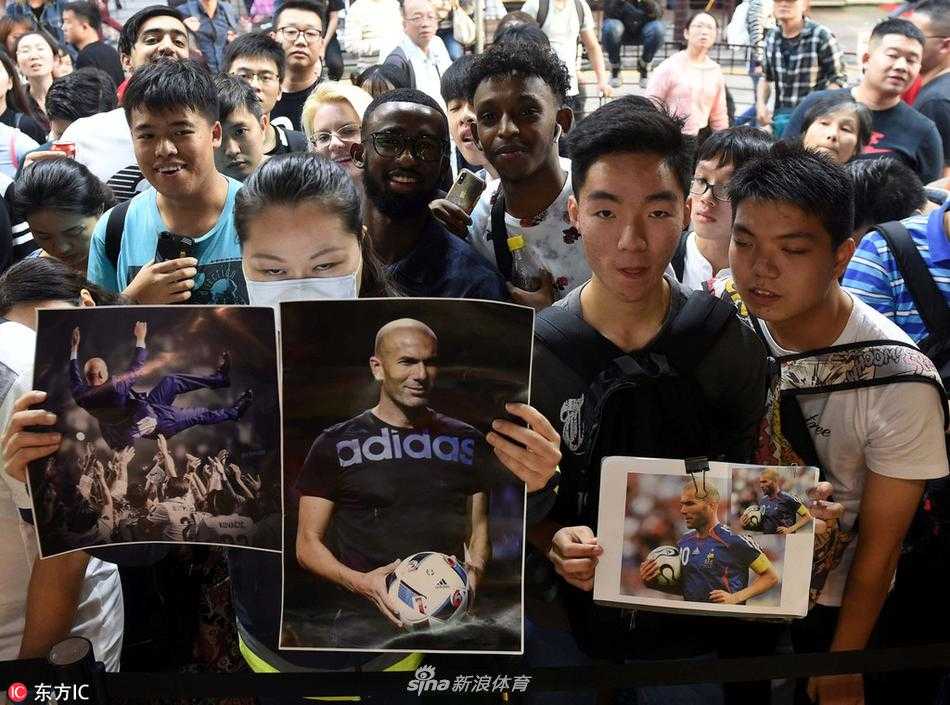 传奇驾到香江畔,齐祖与香港球迷的冬日浪漫邂逅 齐达内手握毛笔,神情专注地在宣纸上留下墨宝,身后是“足智多谋”的题字,这一笔一划间,是东西方文化在香江之畔的奇妙交融。