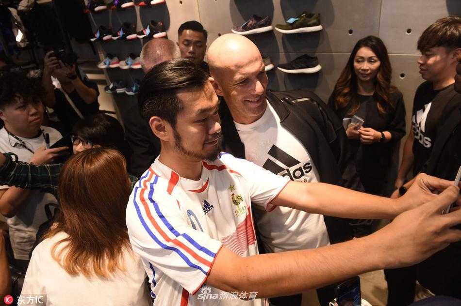 传奇驾到香江畔,齐祖与香港球迷的冬日浪漫邂逅 活动尾声,齐达内即将离场,他依然不忘回头向每一个方向的球迷挥手告别,眼神中满是不舍,仿佛在用无声的语言承诺:后会有期。