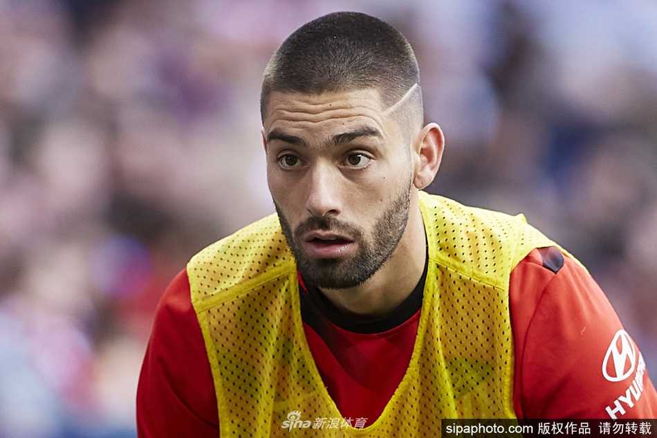 卡拉斯科在训练中目光坚毅，阳光洒在他的身上，仿佛预示着他即将战胜伤病，在球场上重新焕发光芒。