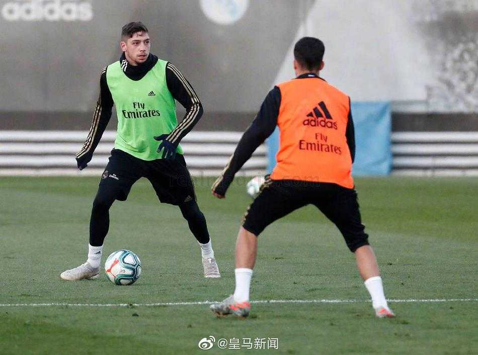 马塞洛面带标志性笑容，在训练中轻松控球，他的归来让皇马的左路进攻重新拥有了想象力与活力。