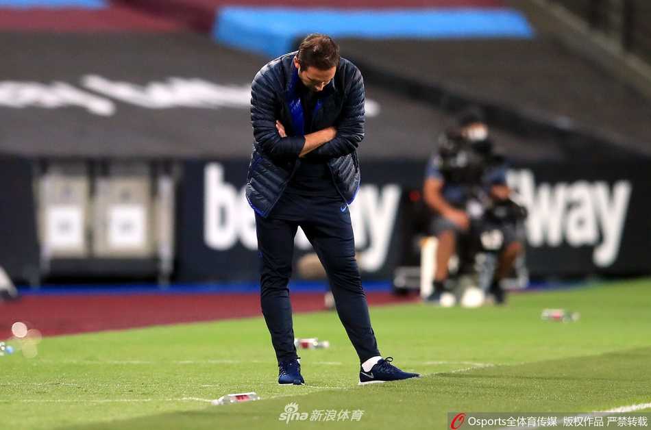 伦敦体育场惊天逆转 西汉姆联三球绝杀切尔西 亚尔莫连科挥臂怒吼,享受这绝杀时刻的荣光,他的身边是疯狂庆祝的队友,这一刻他是伦敦体育场的英雄。
