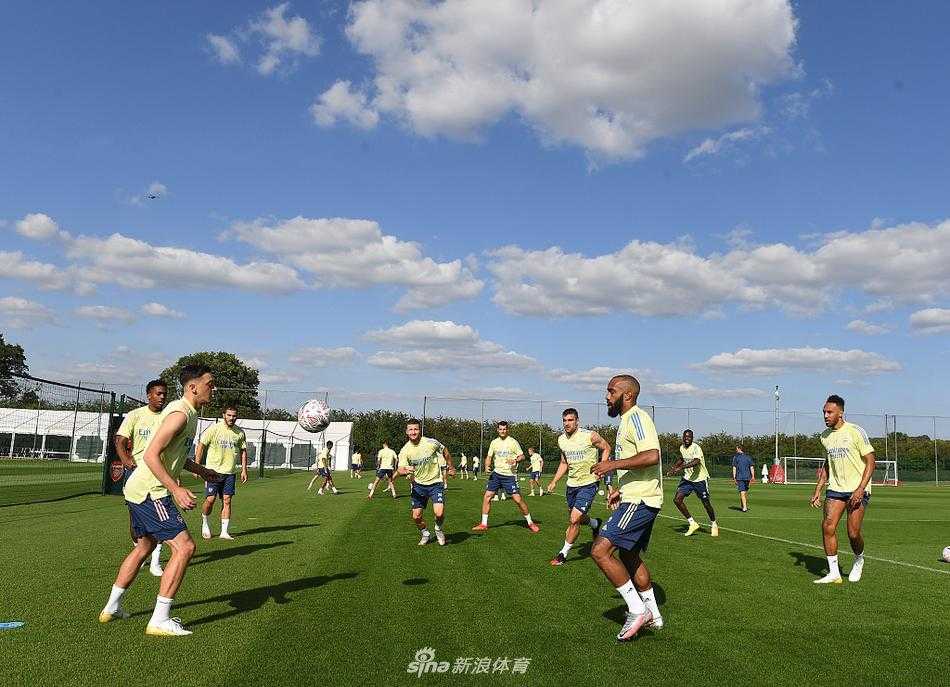 枪手快马贝莱林在训练场上目光如炬，全神贯注地进行着赛前热身，每一次触球都仿佛在向对手宣告，他已为这场半决赛的恶战做好了万全准备。