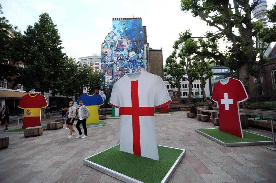 英格兰队的纯白战袍在伦敦午后阳光的照耀下显得格外神圣，圣乔治十字旗在不远处飘扬，仿佛在为三狮军团的将士们提前唱响赞歌。