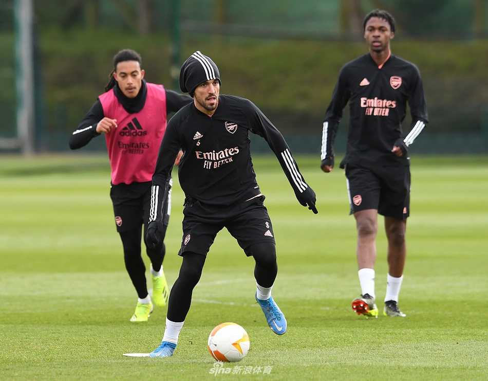 镜头拉近，一名枪手球员正在烈日下进行核心力量训练，他脸上的汗水如雨滴般洒落，紧咬的牙关和紧绷的肌肉线条，淋漓尽致地诠释了职业球员在关键战役前钢铁般的意志和对胜利的偏执追求。