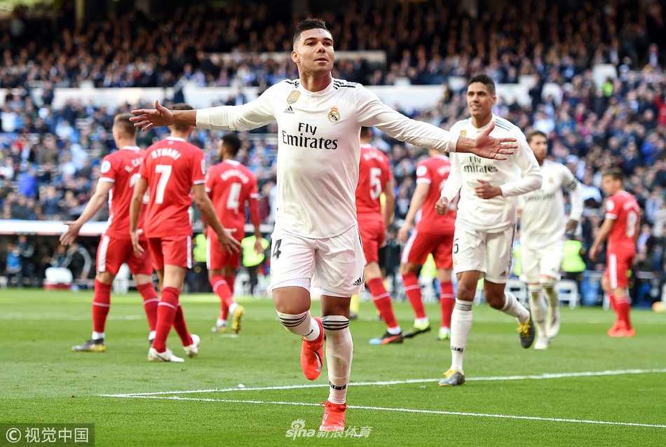 索拉里在场边眉头紧锁，他挥舞着手臂大声呼喊，试图用尽全身力气唤醒场上迷失的将士，却无力回天。