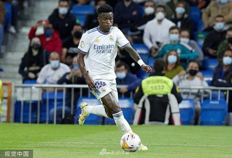 安切洛蒂在场边露出欣慰的笑容，他的球队打出了赏心悦目的攻势足球，这场比赛无疑是团队合作与个人能力的完美结合。