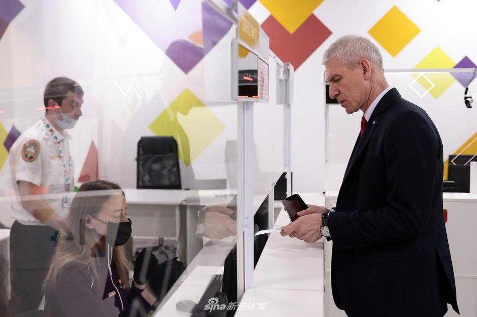 镜头拉近，马特钦部长手中的球迷证被清晰地展示出来，证件上的姓名和赛事Logo在光线下微微反光，他握紧卡片的姿态坚定，这张小小的卡片仿佛连接着莫斯科与圣彼得堡两座城市的体育脉搏。