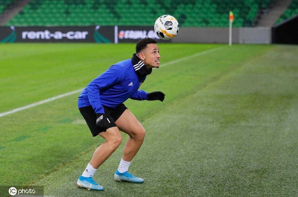 抢圈训练中，皮球在巴塞尔球员脚下飞快传递，一位中场球员做出逼真的假动作，晃过了上前逼抢的队友，背景是俄罗斯南部冬日的低垂云层。