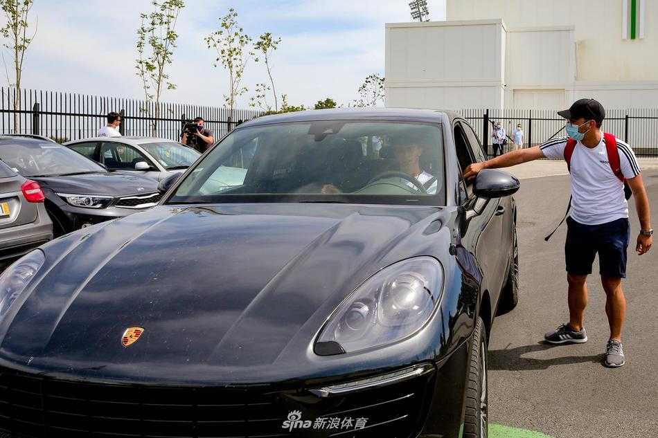 马竞前锋菲利克斯驾驶着银色保时捷跑车，在里斯本午后阳光的照耀下，缓缓驶向葡萄牙国家队的集训基地。