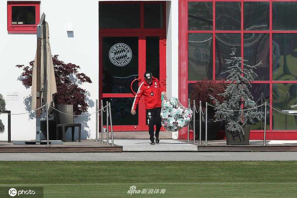 阳光透过训练场的防护网洒下斑驳光影，一位拜仁球员正独自进行有球训练，足球在他脚下听话地滚动，绕过一个个标志盘，仿佛在向人们宣告他对皮球的控制欲从未因伤病减退。