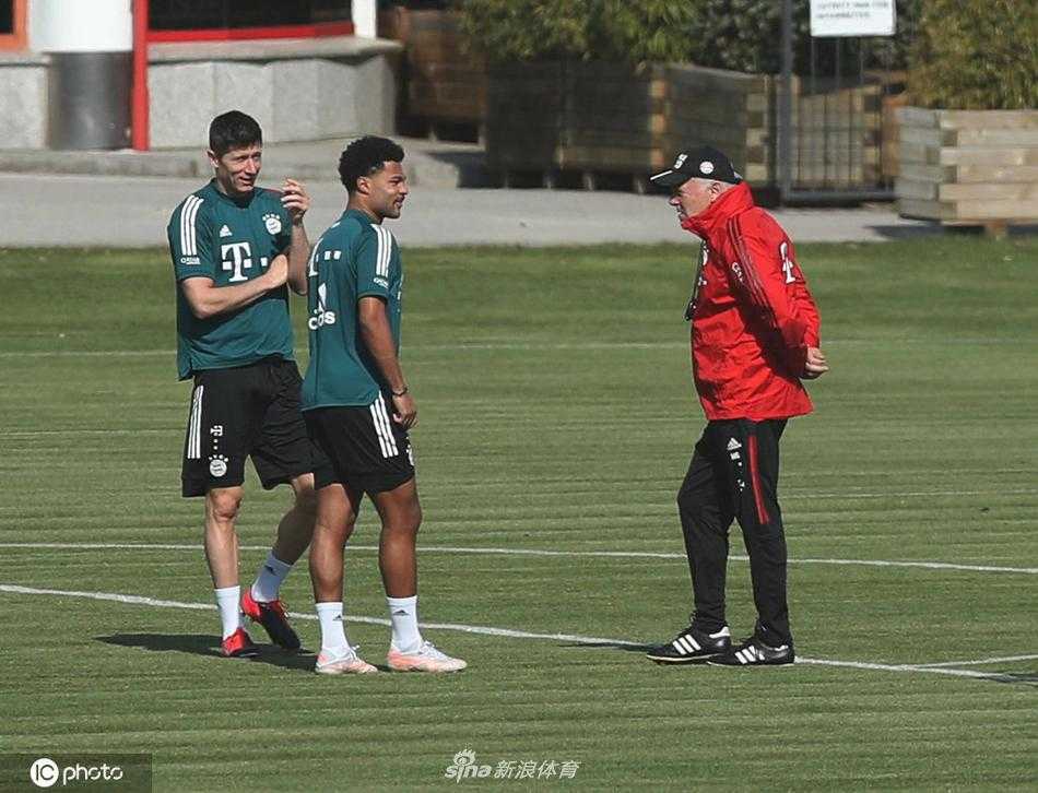 俯拍的训练场上，两名拜仁伤员正在进行传接球配合，他们之间的互动简洁而有力，远处的教练组成员双手叉腰认真督战，整个画面如同一幅精心构图的名画，主题名为《回归》。
