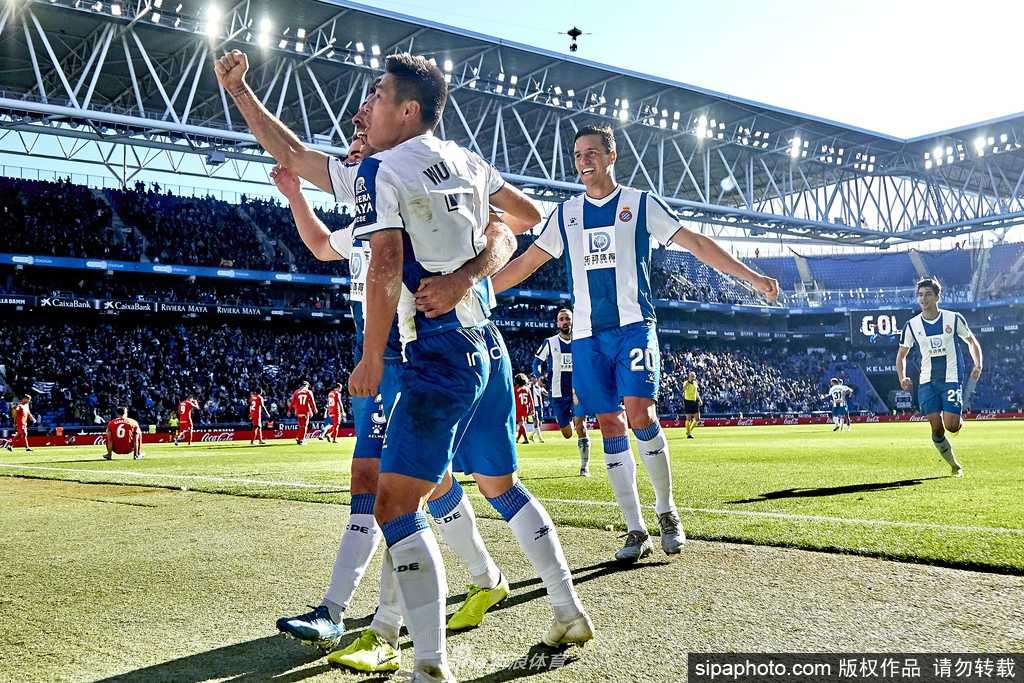 武磊眼神坚毅地注视着前方的皮球，身后是空旷的球场和“RAFINHA”的字样。在经历了感染与康复的波折后，他的每一次触球都仿佛在向世界宣告：不屈的斗士已做好准备。