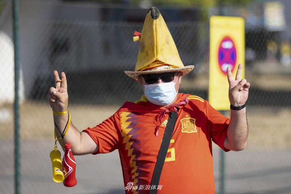 漫天飞舞的彩带下，意大利球迷的脸上满是夺冠后的狂喜与释放，他们簇拥在一起，用嘶哑的喉咙高唱着胜利的凯歌，蓝色的狂欢席卷了罗马的夜空。