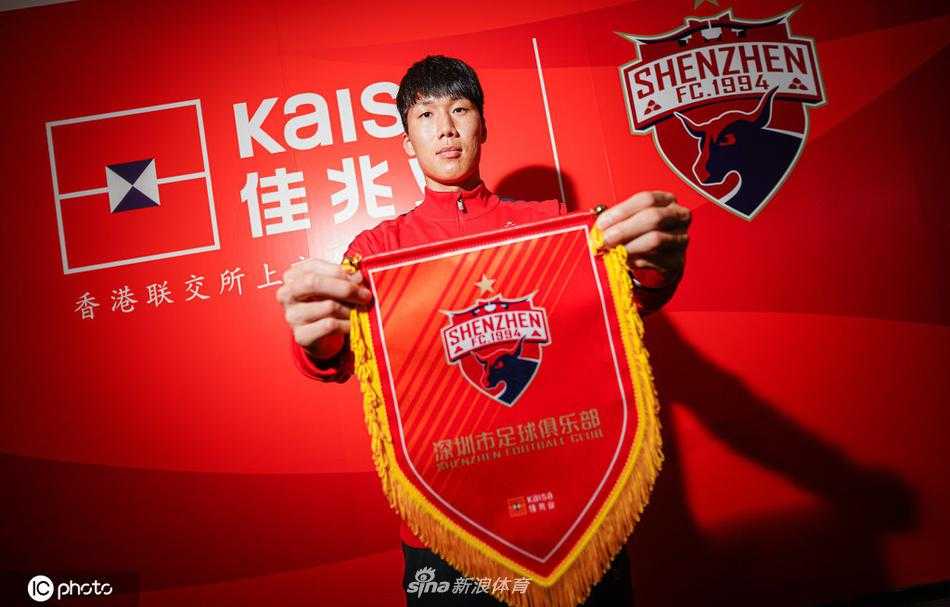 光阴的故事·宋株熏从深圳湾到济州岛的绿茵归途 宋株熏在深圳佳兆业比赛中全神贯注,用坚定的眼神凝视前方,仿佛要将对手的每一次攻势都消弭于无形之中。