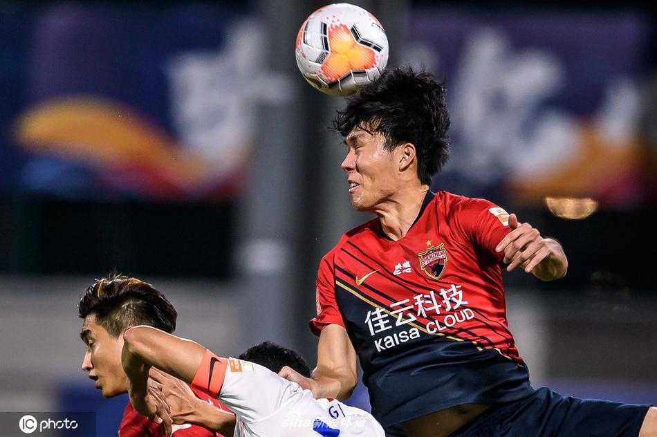 光阴的故事·宋株熏从深圳湾到济州岛的绿茵归途 训练场上宋株熏汗水淋漓,眼神坚毅地注视着来球,每一次伸展都彰显着职业球员的专注与力量。