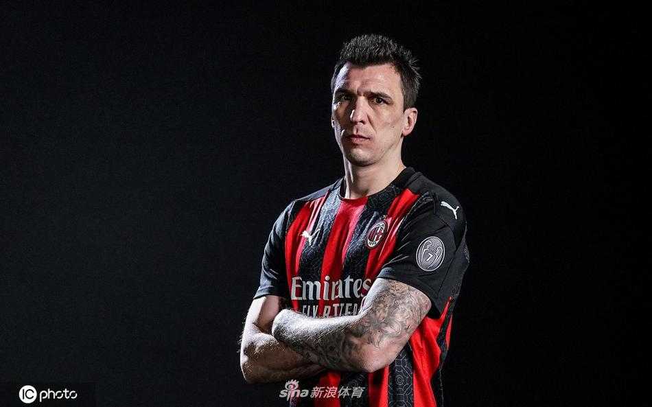 曼朱基奇在广告牌前驻足凝视，背景是他在球场上奋力拼搏的巨幅剪影。现实与光影交错，仿佛诉说着他一路走来的艰辛与荣耀。