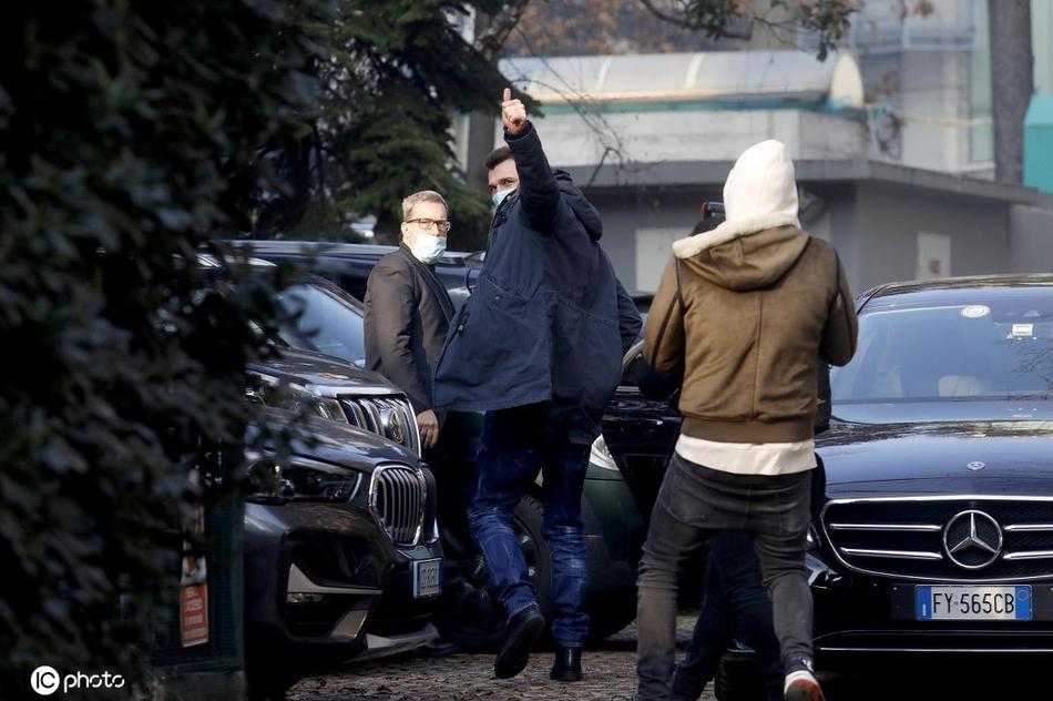 曼朱基奇在拉马多尼纳医疗中心门口，面对镜头表情严肃，正准备步入体检中心