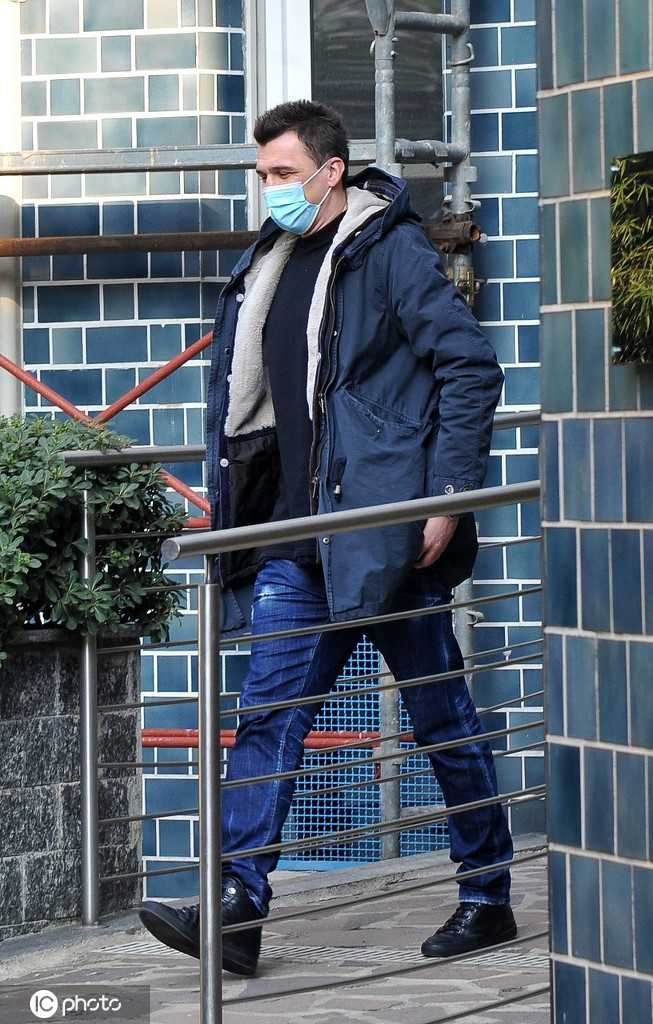 曼朱基奇完成体检后走出医疗中心，手持文件袋，目光炯炯有神地望向远方