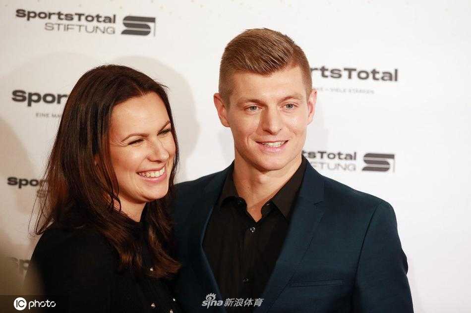 克罗斯与爱妻杰西卡盛装出席体育晚宴,绿茵场外的深情与陪伴 托尼·克罗斯与妻子杰西卡盛装现身科隆体育晚宴,杰西卡一袭优雅长裙挽着克罗斯的手臂,两人对着镜头露出幸福而默契的微笑