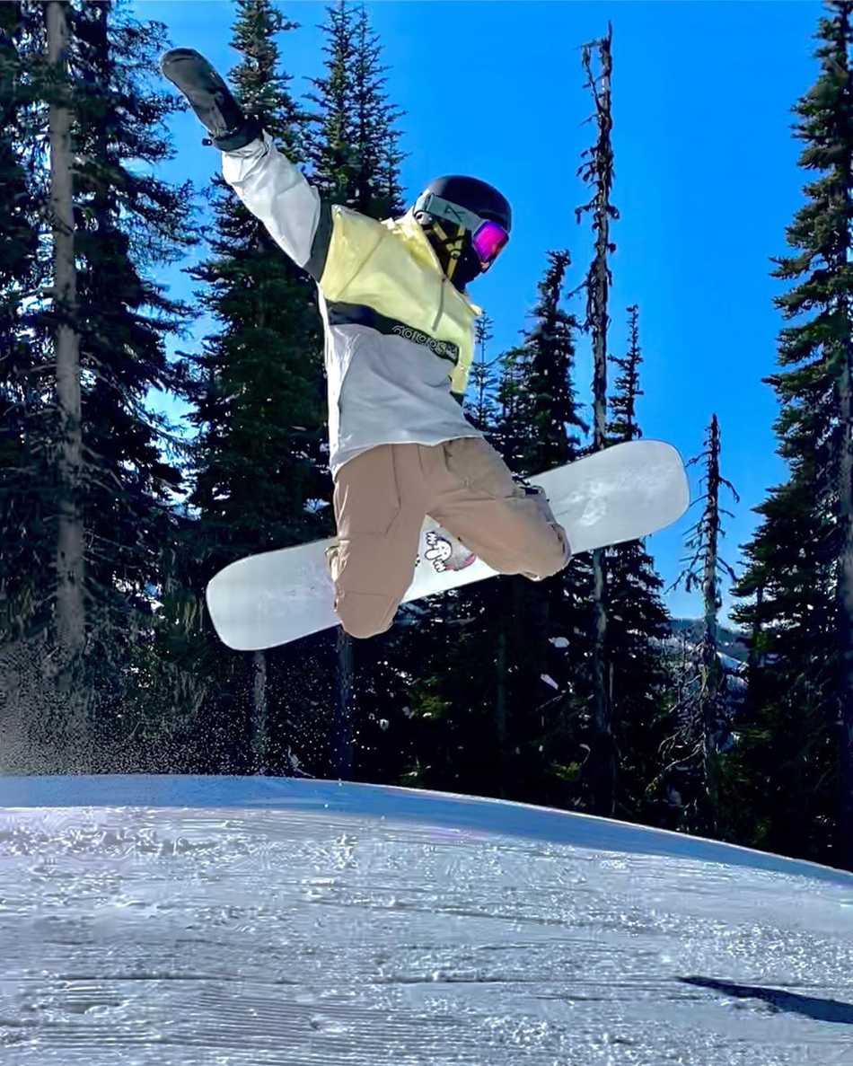 克鲁兹雪板腾空惊艳贝嫂 全家惠斯勒滑雪庆生 小女儿哈珀·塞文在爸爸的保护下勇敢地滑行在雪道上,身穿红色羽绒服的她像雪地里的一团小火苗,显得格外可爱。而身后是哥哥们滑雪而过的身影。