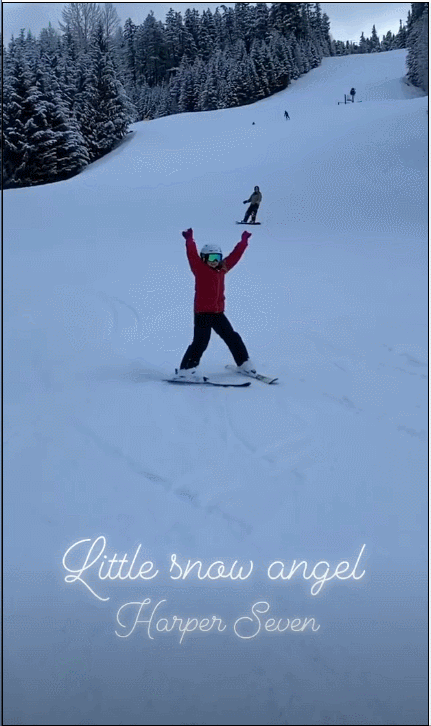 克鲁兹雪板腾空惊艳贝嫂 全家惠斯勒滑雪庆生 动态图片中,小寿星克鲁兹头戴滑雪头盔,对着镜头搞怪地做起了鬼脸,吐着舌头,神情俏皮,展现了他活泼开朗的一面。