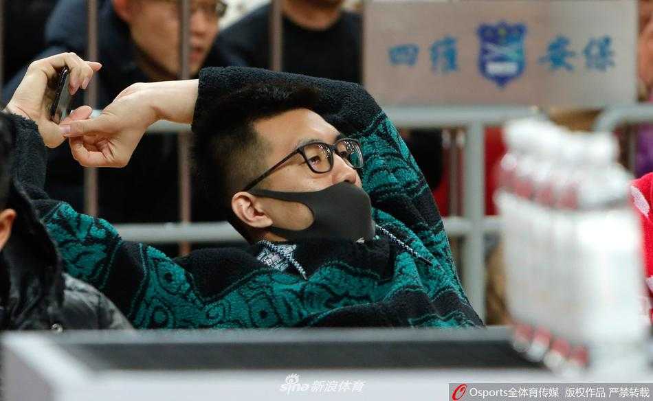 全副武装现身看台,郭艾伦肺部结节牵动人心,辽篮客战八一他只能作壁上观 看台上的郭艾伦表情严肃,全神贯注盯着场内局势,虽然无法登场但他的心始终与辽篮兄弟在一起。