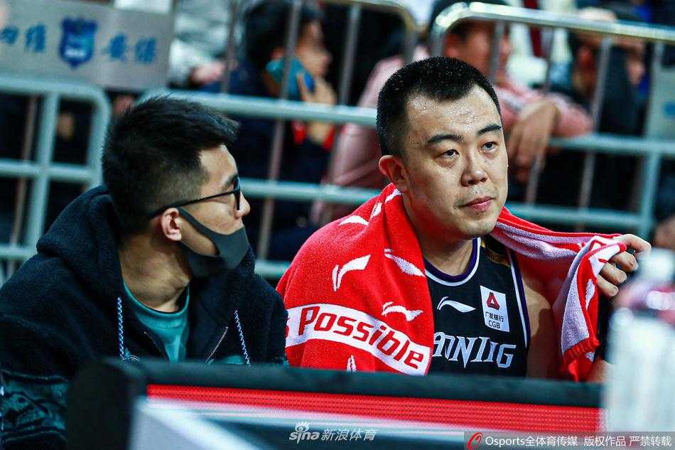全副武装现身看台,郭艾伦肺部结节牵动人心,辽篮客战八一他只能作壁上观 虽然无法登场,但郭艾伦的现身依然让八一主场的气氛变得不同。他正在认真观看场上队友的跑位,默默支持。