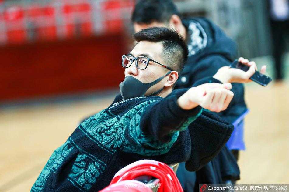 全副武装现身看台,郭艾伦肺部结节牵动人心,辽篮客战八一他只能作壁上观 郭艾伦在人群中显得格外醒目,全副武装的防护措施体现了他对自己健康的负责,以及对复出的迫切心情。