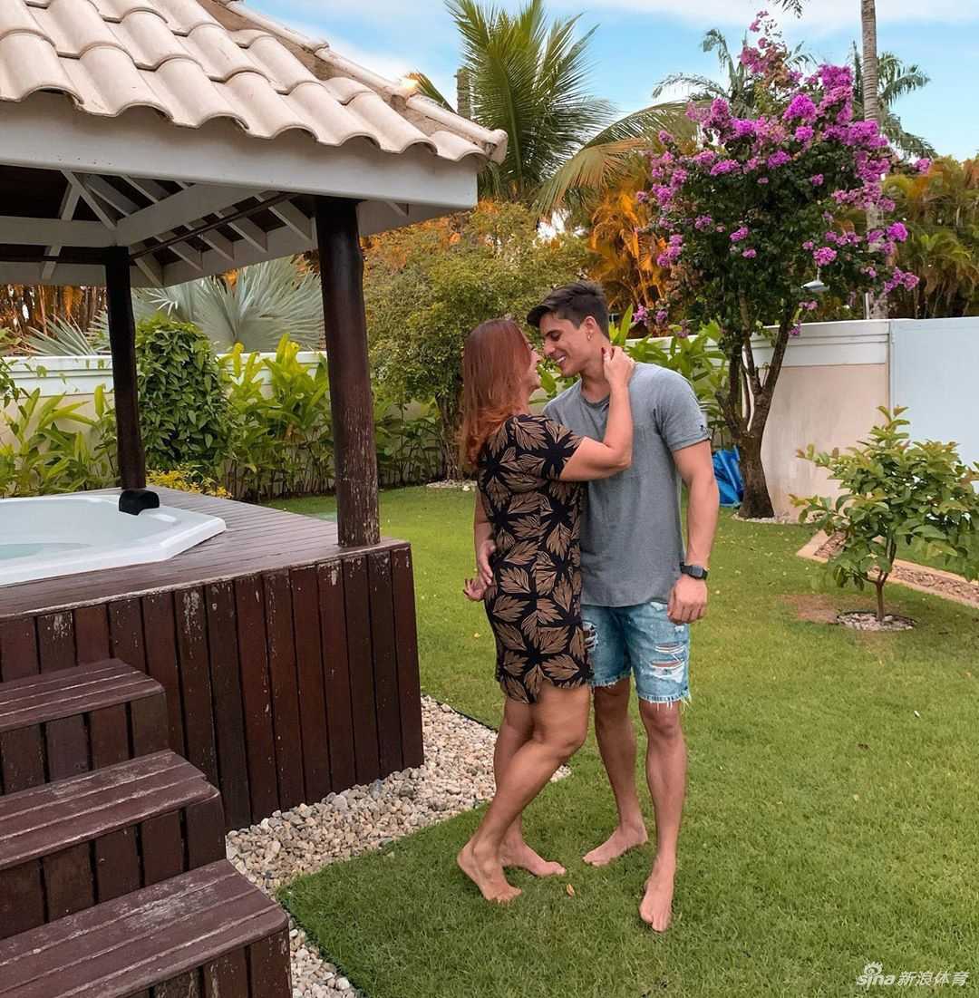 娜丁与蒂亚戈亲密依偎，娜丁脸上洋溢着幸福的笑容，但这段忘年恋却如昙花一现般短暂