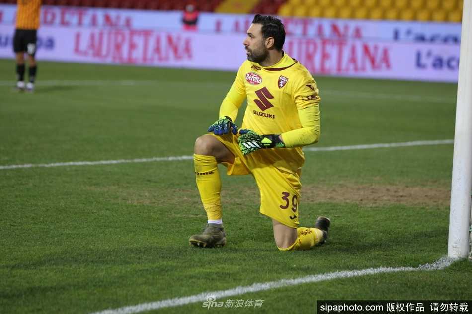 训练场上，西里古神情专注，双手抱球，仿佛在向老队友和都灵的一草一木做最后的告别