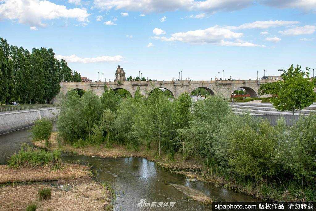 夕阳西下，最后的一抹金色余晖洒在残破的施工挡板和仅存的看台支架上。虽然建筑即将消亡，但远处的起重机仿佛在轻声诉说，这不是遗忘的终结，而是新生的序章。就如同马竞球迷常说的：“卡尔德隆从来就不是一座球场，而是那些可爱的球迷。”土地变了模样，但记忆与信仰永不倒塌。