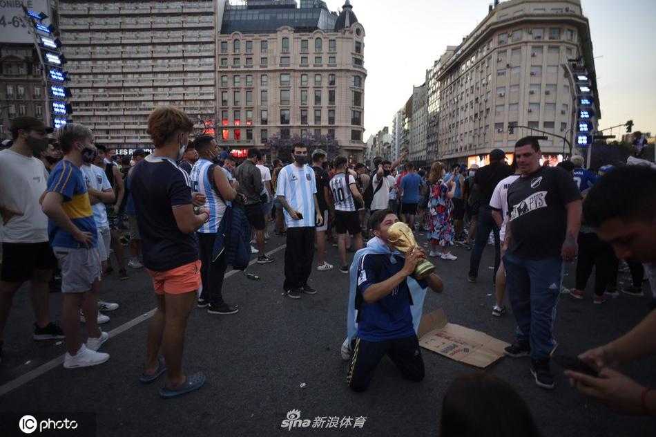 载有马拉多纳灵柩的灵车缓缓驶过布宜诺斯艾利斯的街头，街道两旁挤满了前来送行的球迷。人们纷纷举起手机，想要记录下这历史性的一刻。他们挥舞着手中的阿根廷国旗，用最热烈却又最悲伤的方式，向这位国家的英雄做最后的告别。灵车渐行渐远，但人们对他的爱与思念，将永远留在心底。