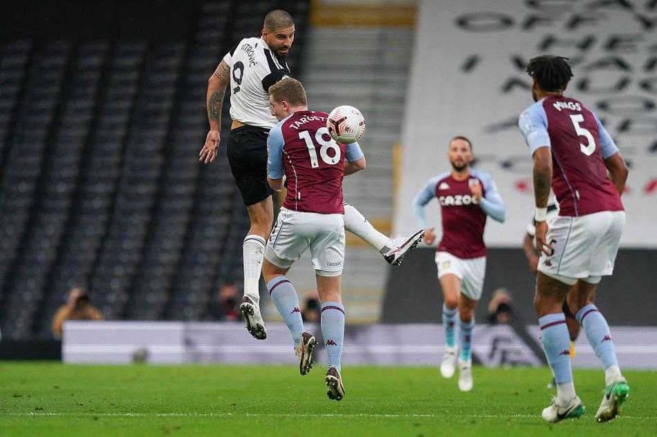 富勒姆前锋米特罗维奇在禁区内与维拉后卫孔萨争顶头球，他表情痛苦地倒地，但主裁判并未判罚犯规，示意比赛继续，富勒姆球员举手抗议。