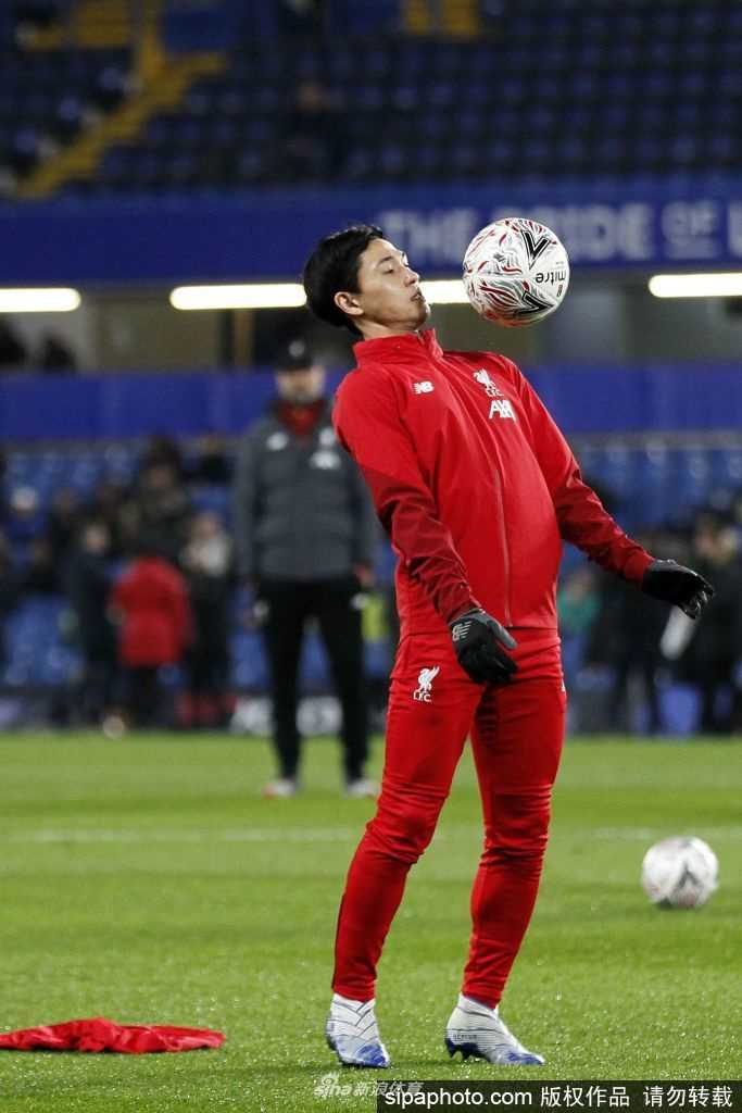 南野拓实身披萨尔茨堡红牛球衣，在奥地利的绿茵场上高高跃起，以一记力道十足的头槌攻门，定格了他在红牛岁月里攻城拔寨的勇猛瞬间。