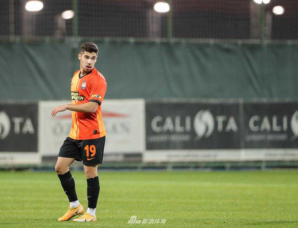 波兹南莱希后卫飞身滑铲，扬起一片草屑，用一次奋不顾身的防守瓦解了对手的快速反击
