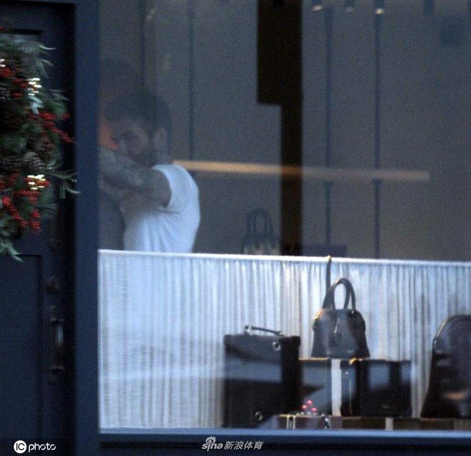 贝克汉姆一手提着购物成果，一手自然摆动，脸上带着轻松的微笑，完美诠释了什么是 effortless chic
